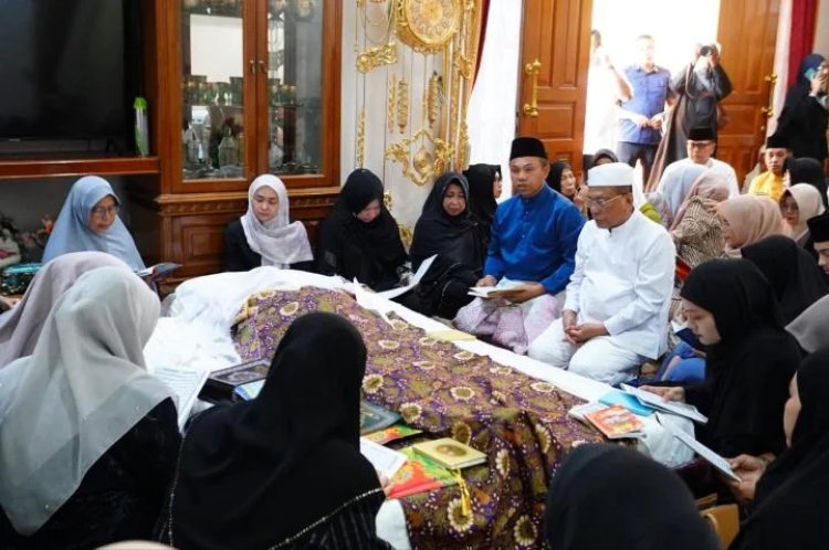 Melayat ke Rumah Duka Istri Bupati Rohil, Gubernur Riau Baca Yasin dan Berdoa