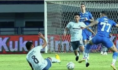Diwarna Hujan Gol, Persib Bandung Gilas Persita Tangerang 5 - 0