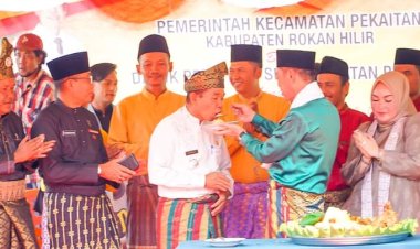 Kehadiran Bupati Rohil Disambut Meriah di Kecamatan Pekaitan 