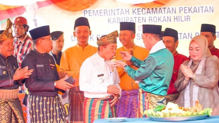 Kehadiran Bupati Rohil Disambut Meriah di Kecamatan Pekaitan 