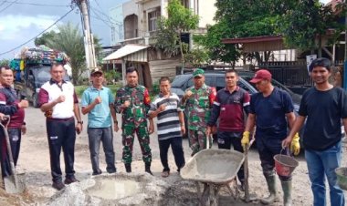 Minimalisir Kecalakaan, Masyarakat Kec.Kuta Baro Tambal Jalan yang Berlubang