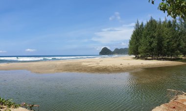 Suasana Indah di Pantai Penyu Leupung Saat Langit Cerah & Matahari Terbenam
