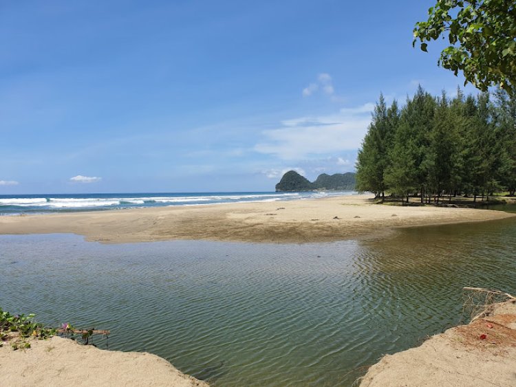 Suasana Indah di Pantai Penyu Leupung Saat Langit Cerah & Matahari Terbenam