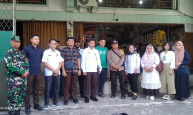 Asisten II Bidang Ekonomi Bersama Disperindagsar Rohil Pantau Harga Sembako di Pasar Datuk Rubiah