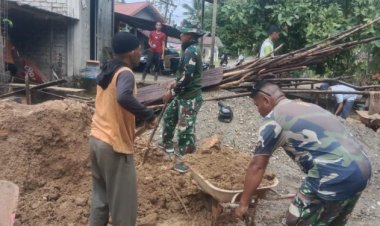 Semangat Kebersamaan: Koramil, Polsek Dan Pemcam Pasie Raja Gotong Royong Membantu Pembangunan Rumah Warga
