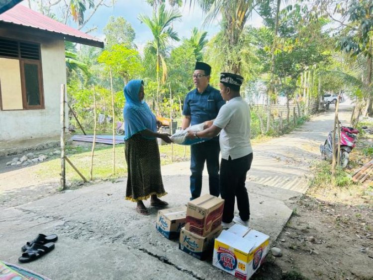 Yusdi Bacalon Bupati Aceh Jaya Bantu Korban Kebakaran di Kec.Pasie Raya