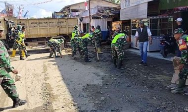 Banjir Surut, Prajurit Kodim 0117 Aceh Tamiang Bersihkan Sampah di Jalan
