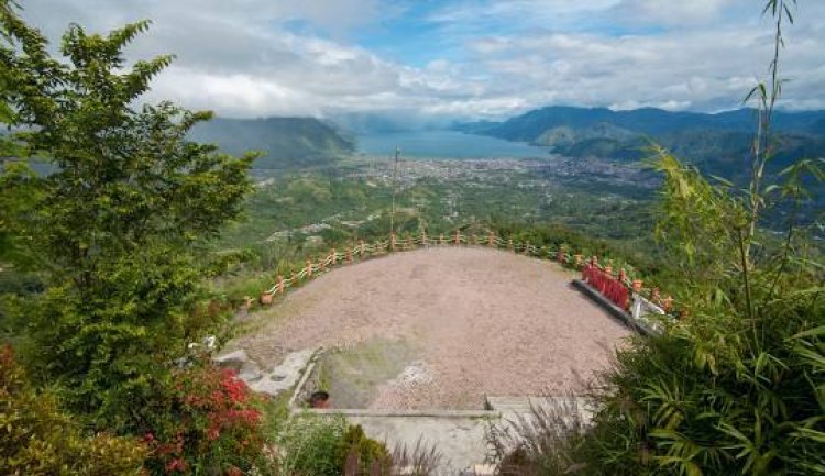 Wisata Pantan Terong di Aceh Tengah, Panorama Danau Lut Tawar dari Atas Bukit