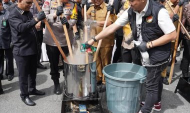 Polda Riau Musnahkan Puluhan Ribu Botol Miras dan Narkoba untuk Ciptakan Kondisi Aman Jelang Nataru
