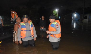 Dansat Brimob Polda Riau Dampingi Wakapolda Riau Turun ke Lokasi Banjir, Bantu Evakuasi Korban