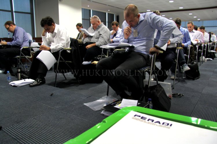 Saling Lempar Tanggung Jawab Mengawasi Advokat Asing