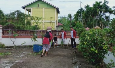 Muhammad Toha Gotong Royong Bersihkan Pekarangan Kantor Desa Lereng, Wujudkan Desa yang Bersih dan Asri