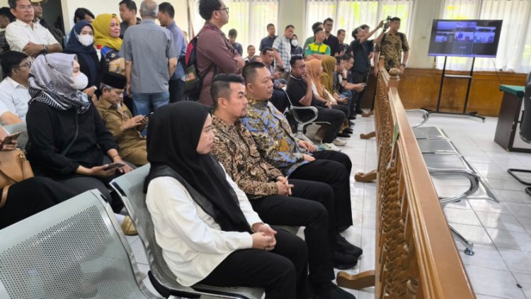 Foto Novin Karmila, Risnandar Mahiwa, Indra Pomi