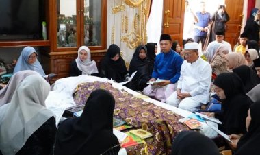 Melayat ke Rumah Duka Istri Bupati Rohil, Gubernur Riau Baca Yasin dan Berdoa