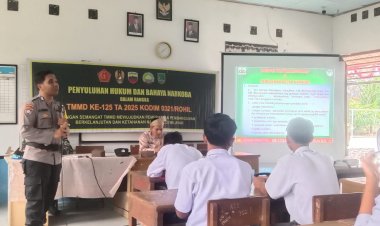 TMMD Ke-125 Kodim 0321 Rohil Beri Penyuluhan Hukum dan Bahaya Narkoba Kepada Siswa SMA N-1 Pekaitan