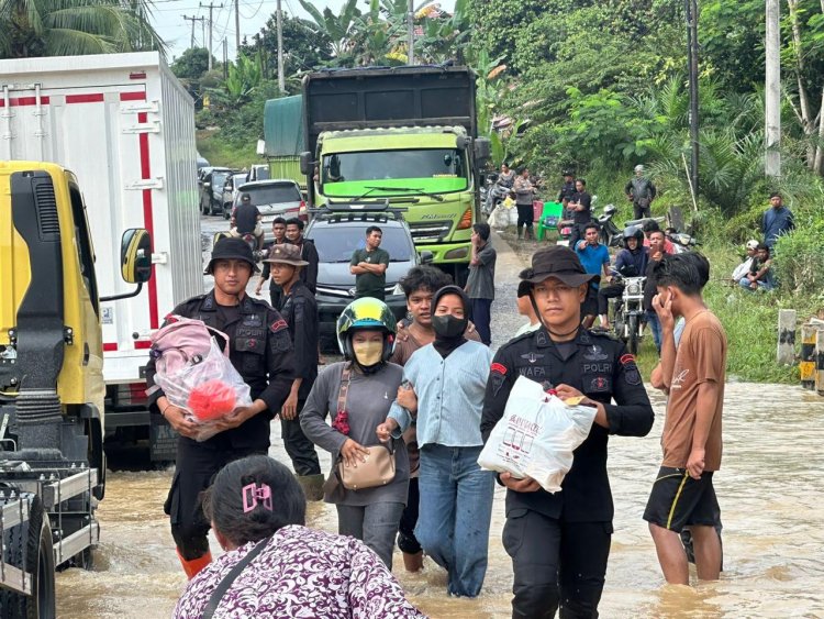 Brimob Polda Riau Sigap Amankan Jalur Lintas Sumatera yang Tergenang Banjir
