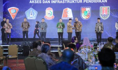 Walikota Pekanbaru, Agung Nugroho Raih Penghargaan Peduli Akses dan Infrastruktur Pendidikan 2026